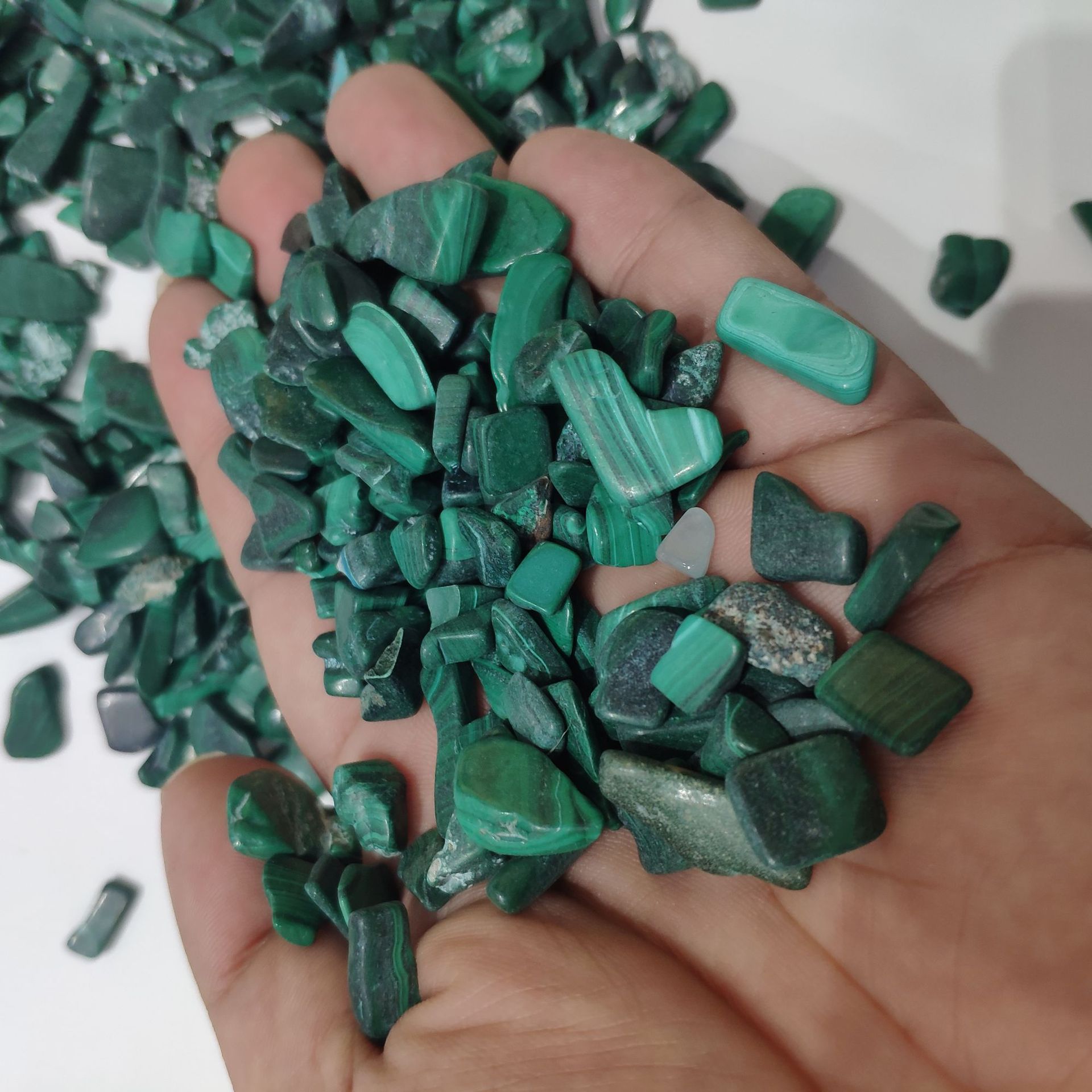 天然孔雀石碎石 刚果小颗粒孔雀石裸石批发100克单价