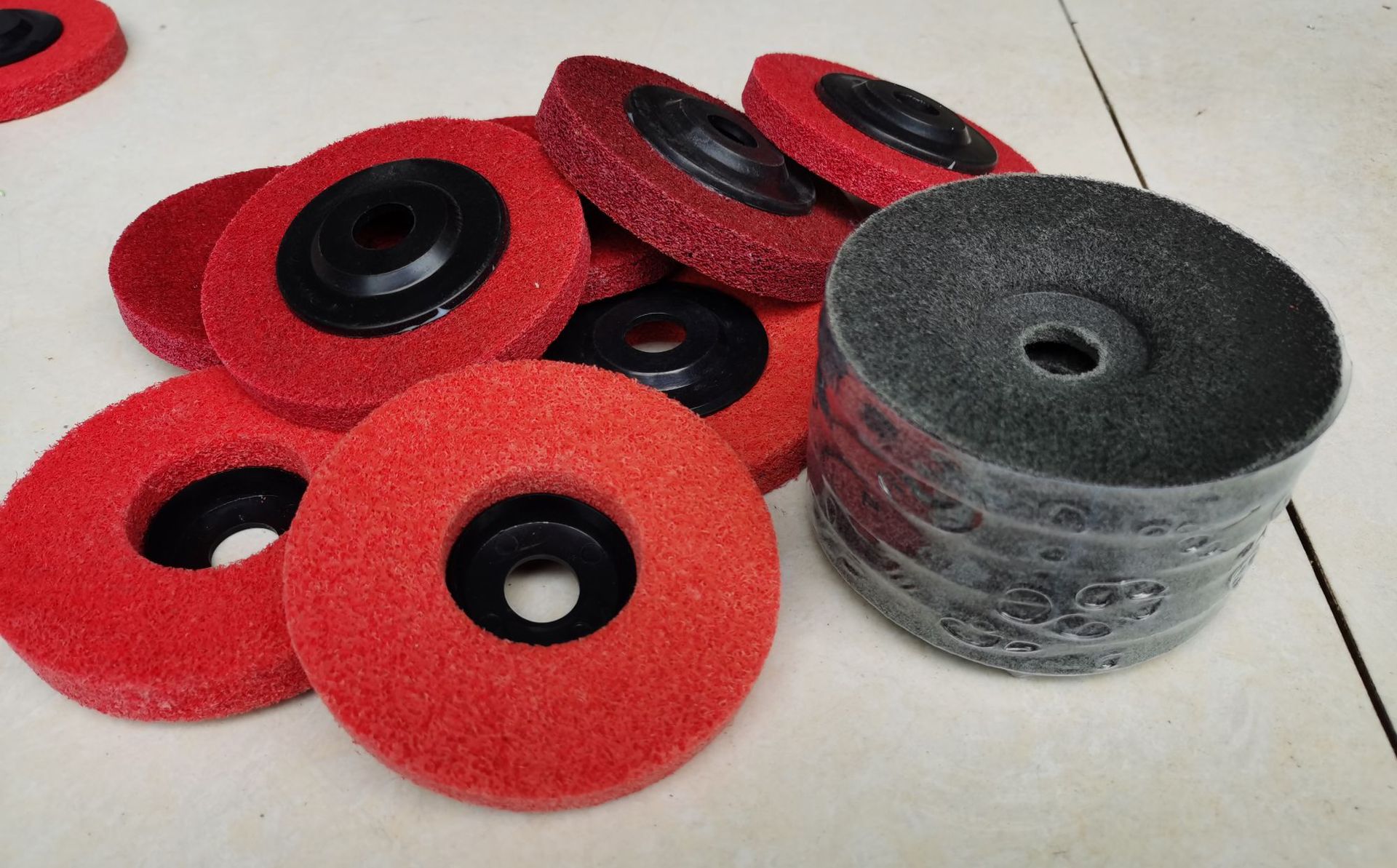 工厂直销尼龙蝶抛光尼龙片角磨机专用打磨片拉丝尼龙轮不锈钢抛光