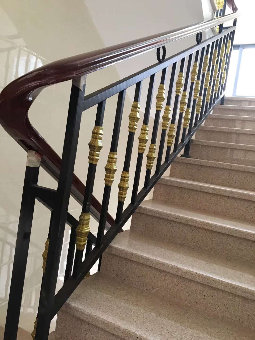 私人定制铁艺楼梯厂家沙比利木扶手铁艺楼梯室内家用欧式铁艺楼梯