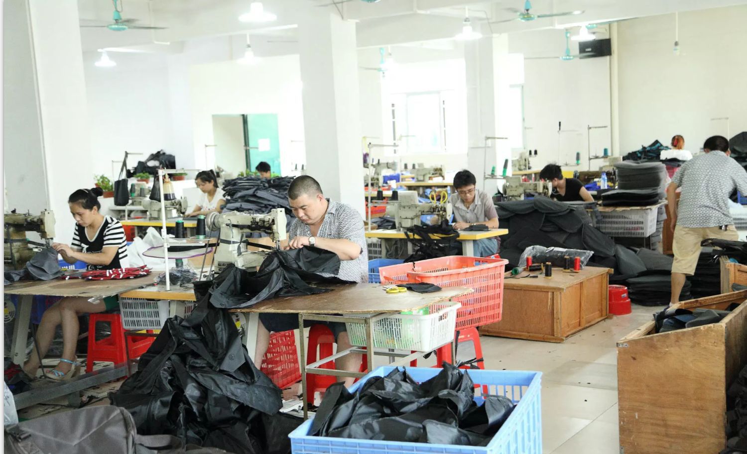 箱包皮具工厂定制男包来图来样加工支持定制量大价优承接oem订单