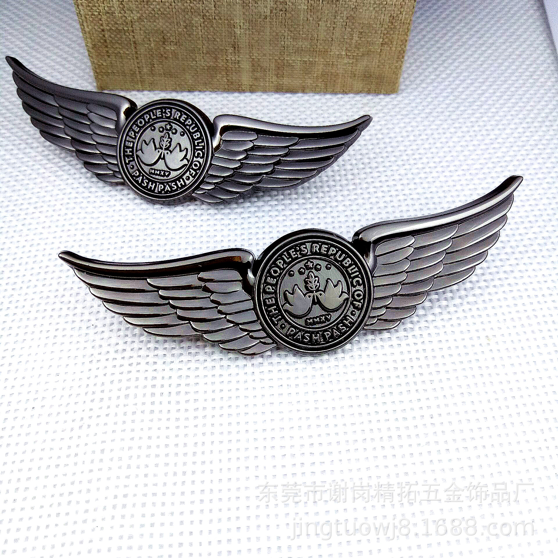 产品工艺:电镀黑镍产品材质:锌合金产品品名:徽章产品简介:商品描述