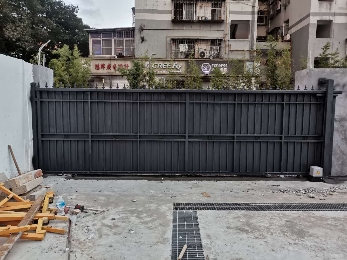 广州厂家直营欧式热镀锌电动铁艺大门停车场封板遥控电动烤漆铁门