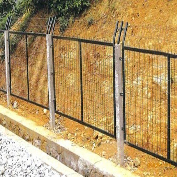 现货框架护栏网 朋英 带飞机柱铁丝围网 水泥立柱围栏铁路护栏网