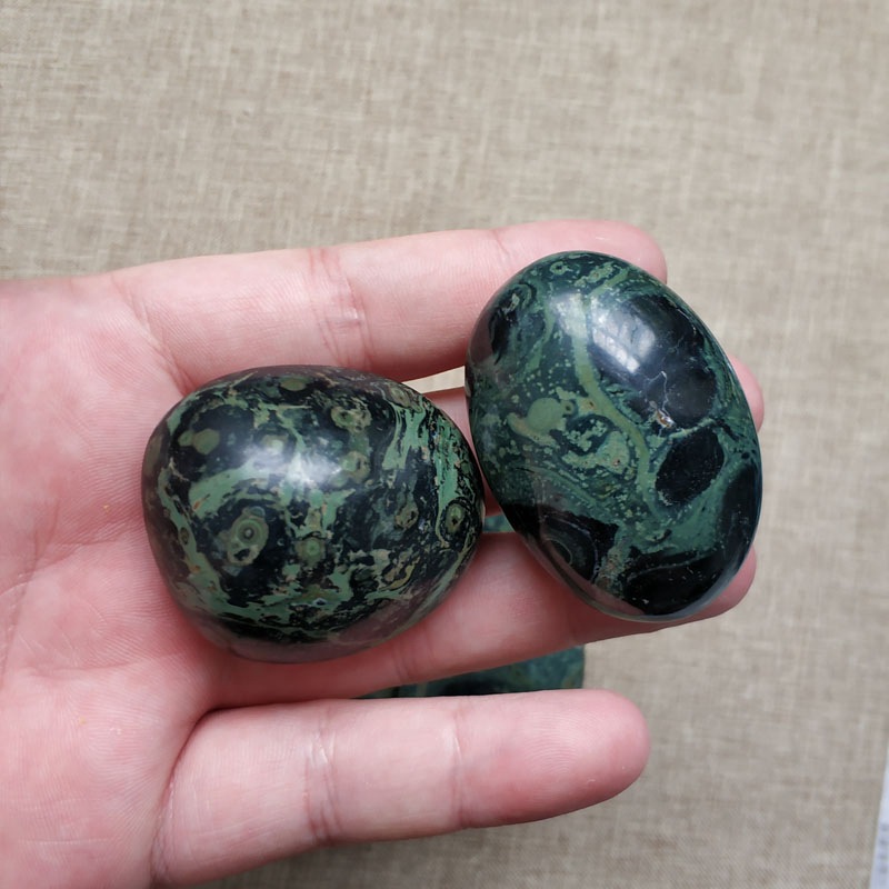 天然孔雀石原石小把玩 孔雀眼矿石摆件手把件水晶原石车挂吊坠