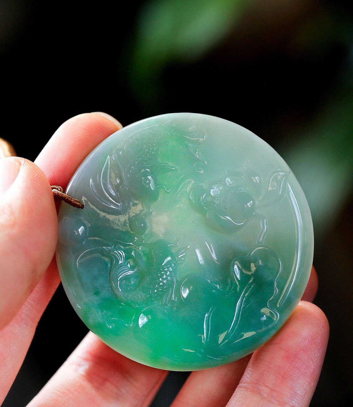 新品推荐天然a货翡翠吊坠项链 精雕荷叶鱼搭配米兰绳