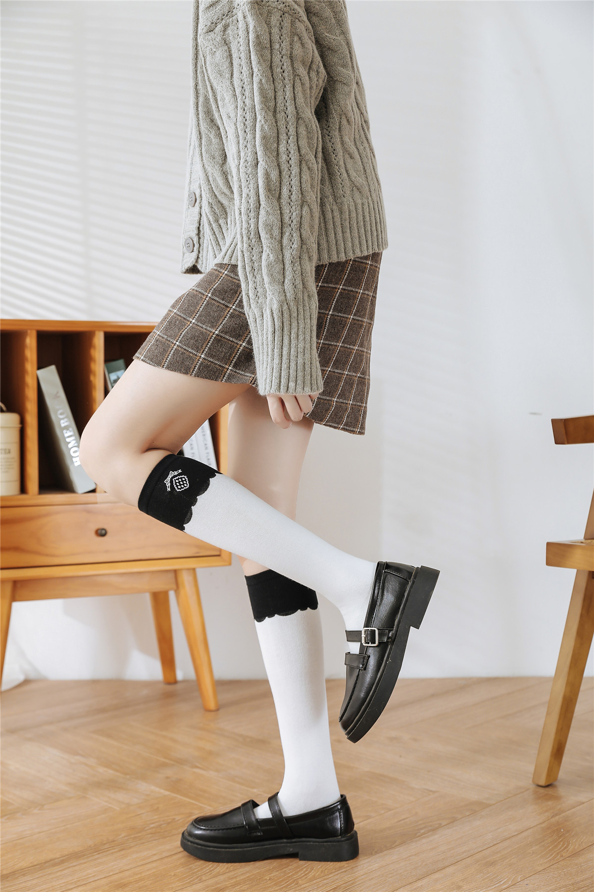 秋冬日系草莓刺绣中长筒小腿袜百搭jk学院风堆堆袜可爱少女膝下袜