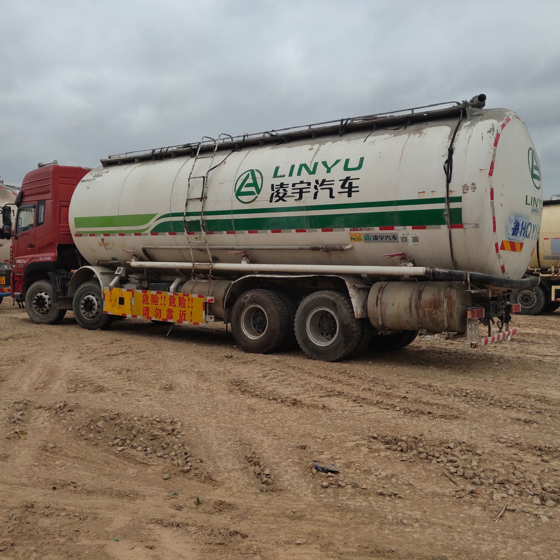 出售二手华凌水泥罐车 散装水泥罐车 砂浆车 干混罐车