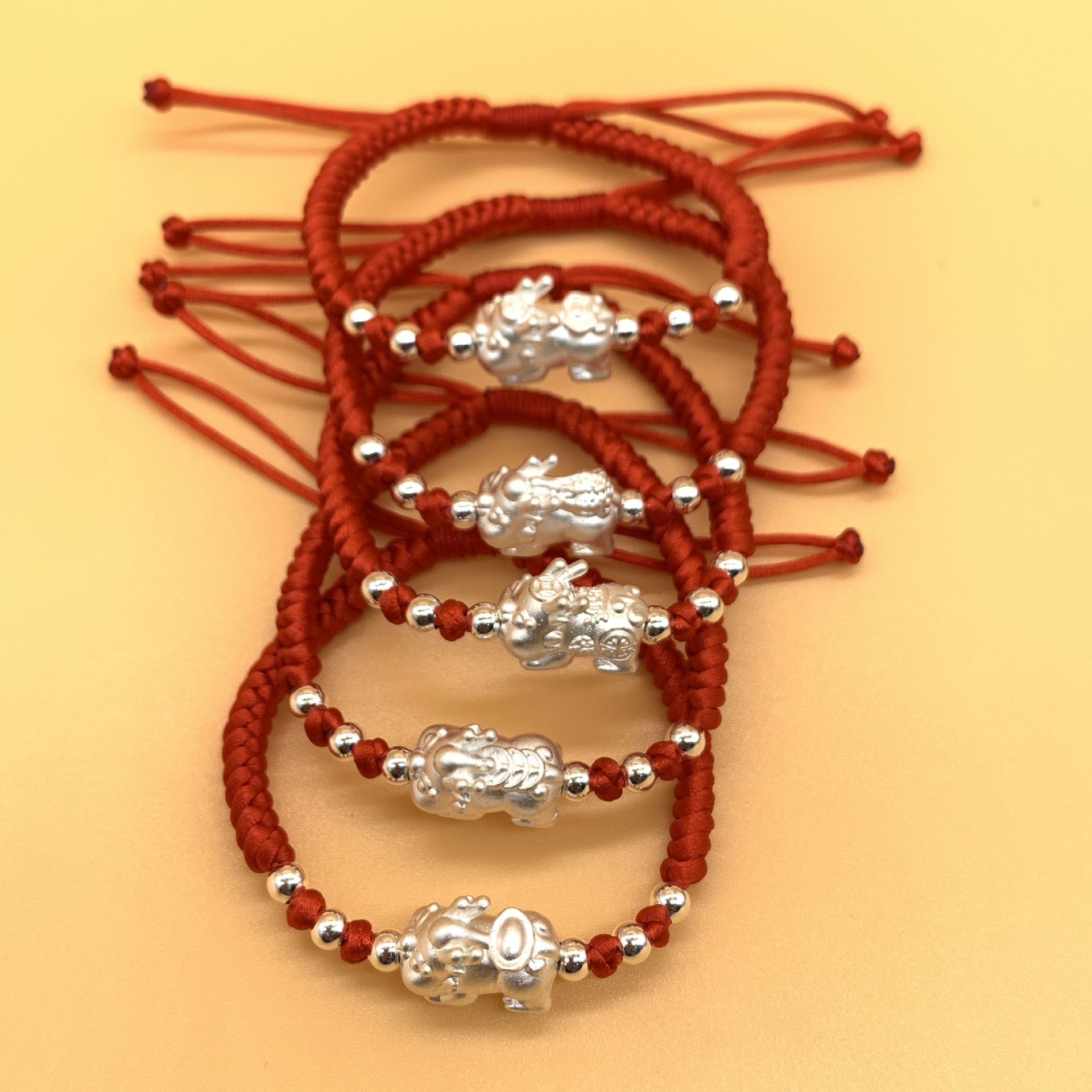 999银硬银萌萌貔貅手链 0.5克 情侣 宝宝小孩子红绳手串手工编织