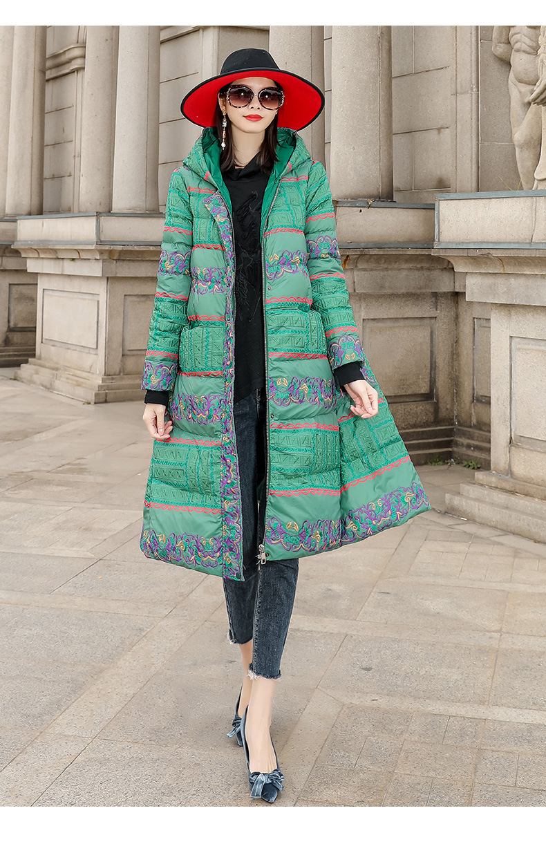 2020连帽刺绣斗篷型加厚羽绒服女中长款民族风绣花花色白鸭绒外套