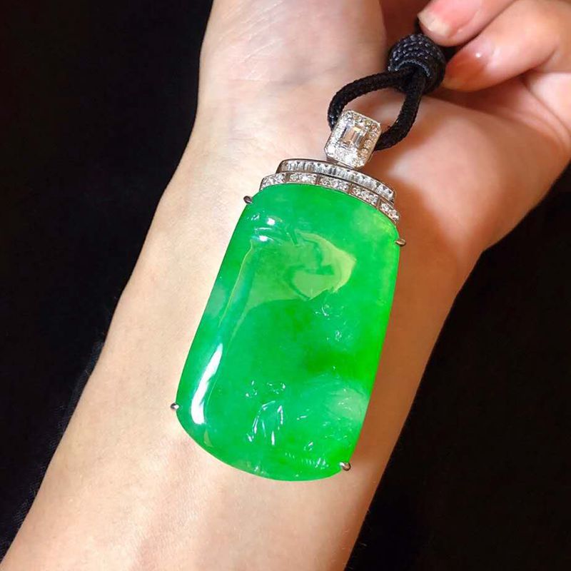 宏开高端翡翠 阳绿牌子指日东升吊坠 白18k金镶a货翡翠长方形挂件