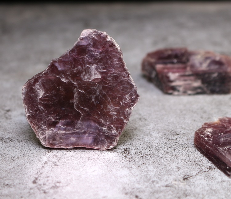 天然紫云母原矿石片状矿物晶体锂云母教学科普收藏观赏