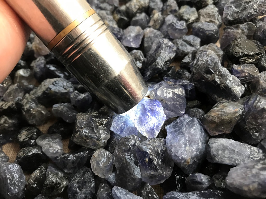 天然堇青石原矿晶体通透颜色漂亮堇青石原石