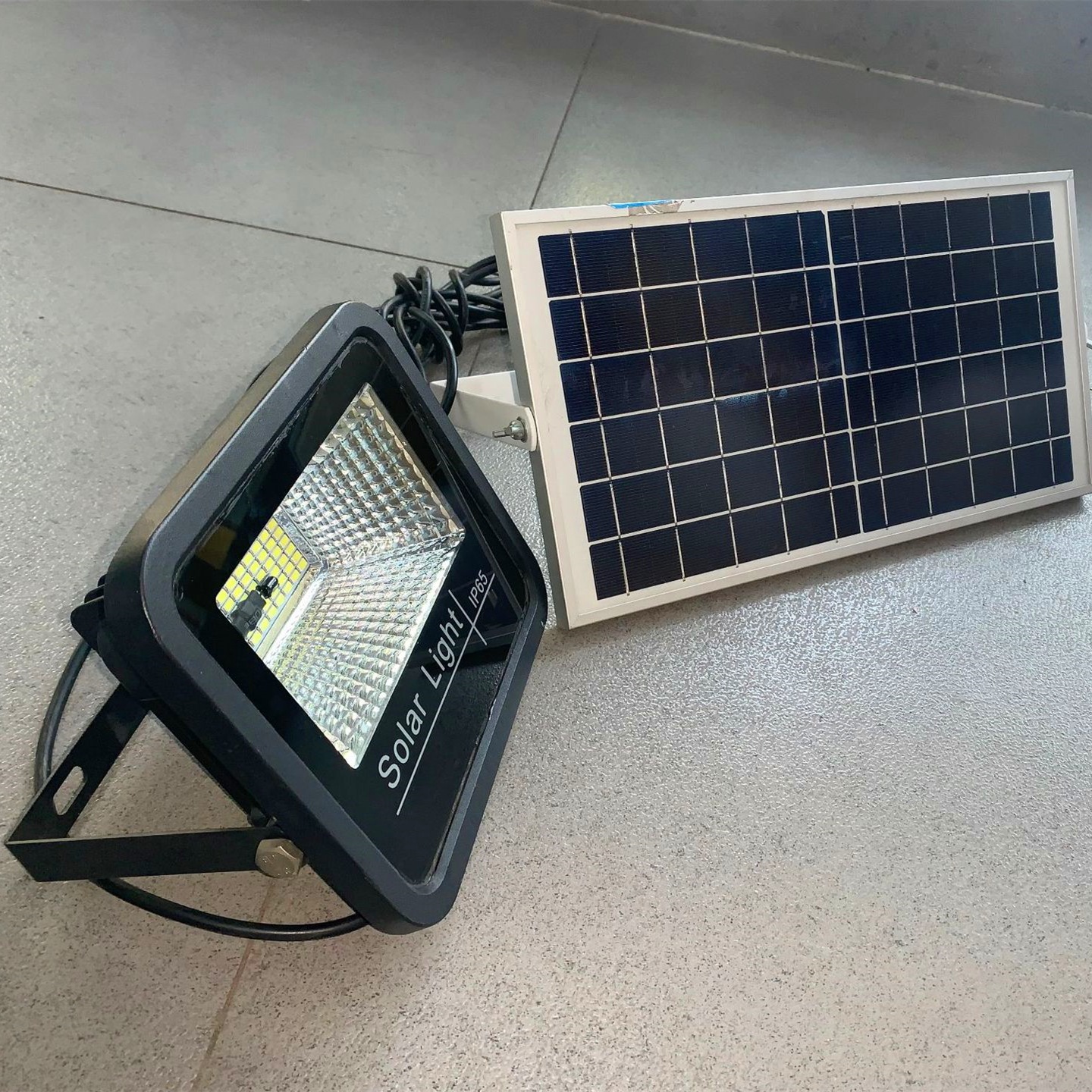 厂家批发定制led多晶太阳能板25w一体化遥控防水太阳能投光灯