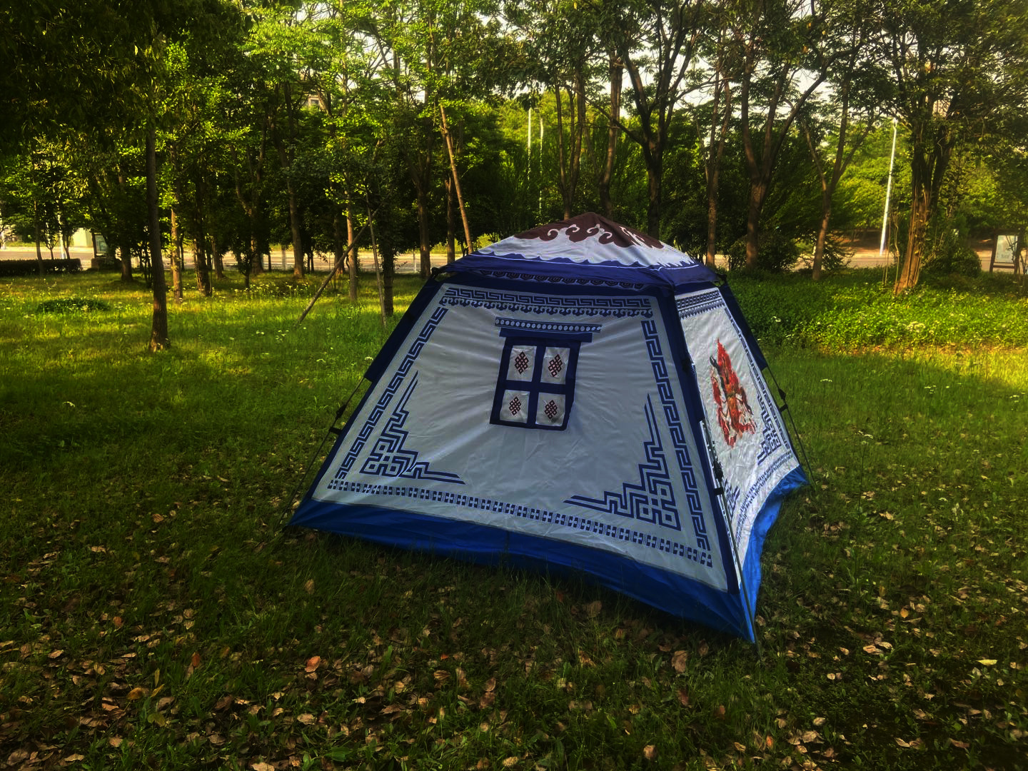 藏族风格八宝图案白色对开门二窗数码印花自动免搭建四方帐篷