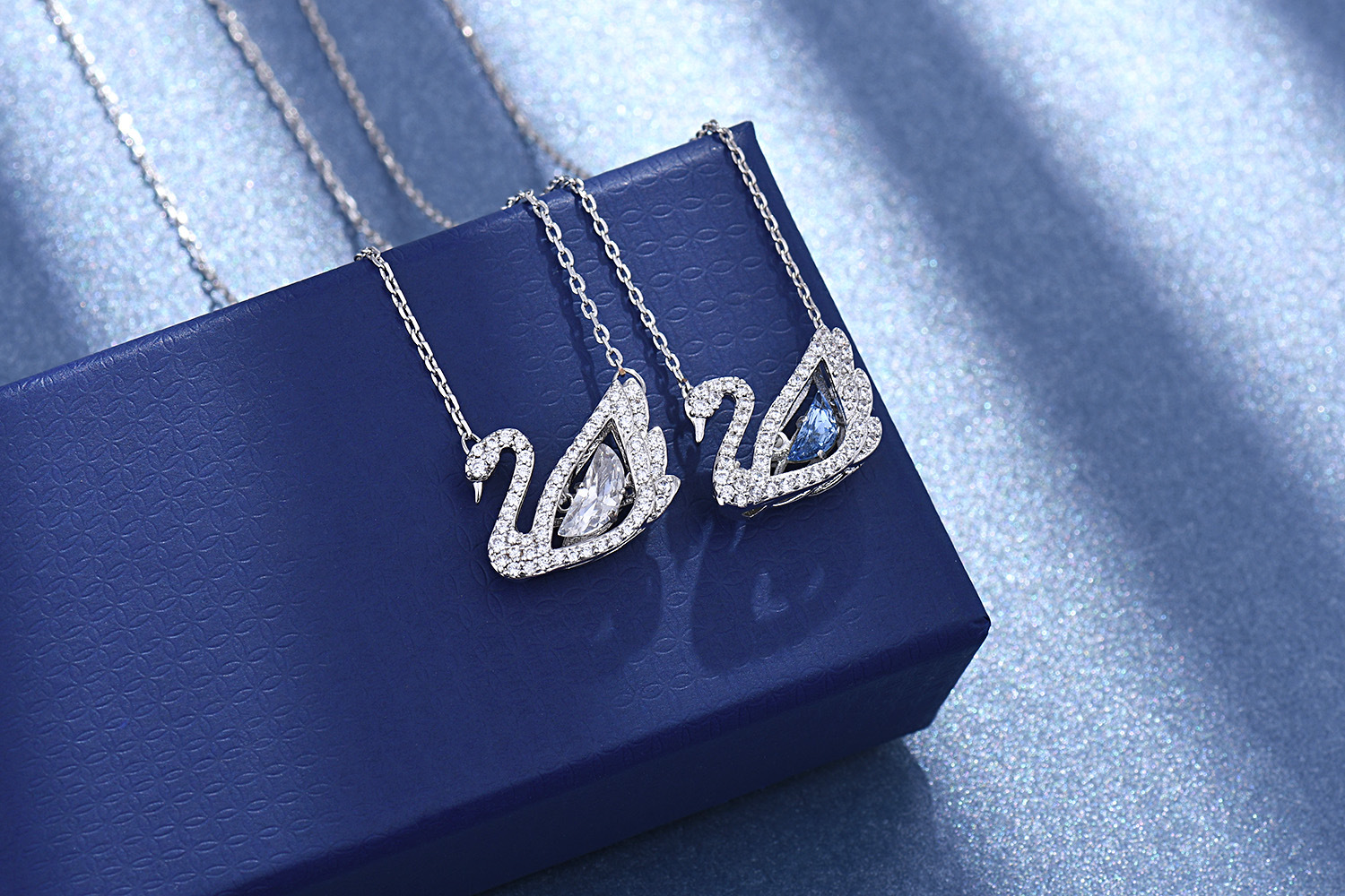 施家天鹅跳动的心项链女采用施华洛世奇水晶元素白蓝钻灵动天鹅