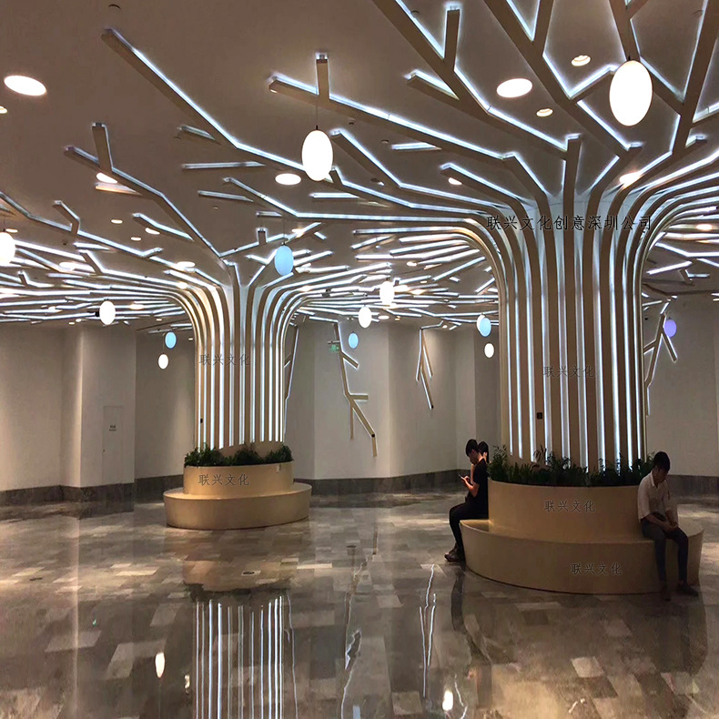 广东厂家定制大型商场酒店中庭美陈装饰工程铝方通发光包柱休闲椅