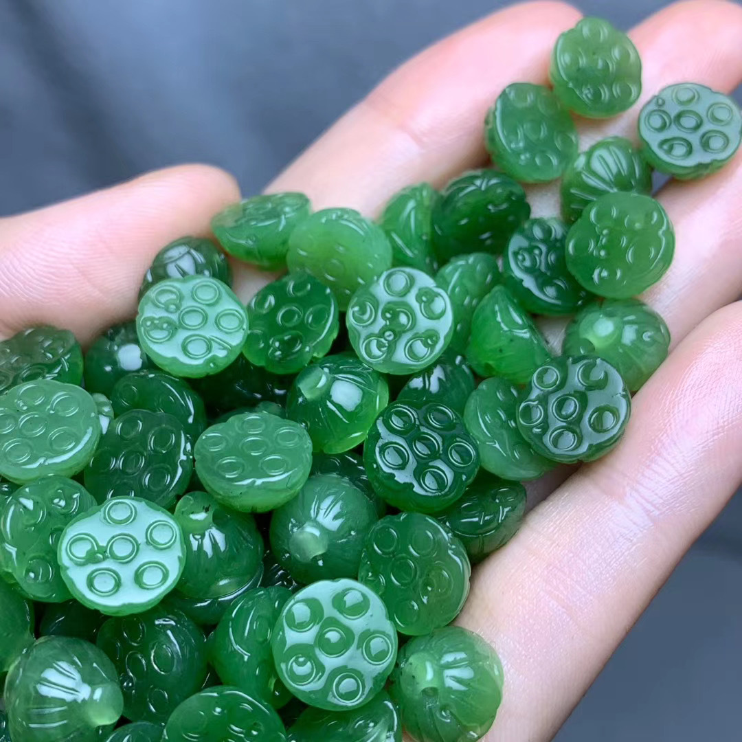 天然和田碧玉莲蓬 阳绿色 几乎无黑点 材料细腻 带微针孔属正常现