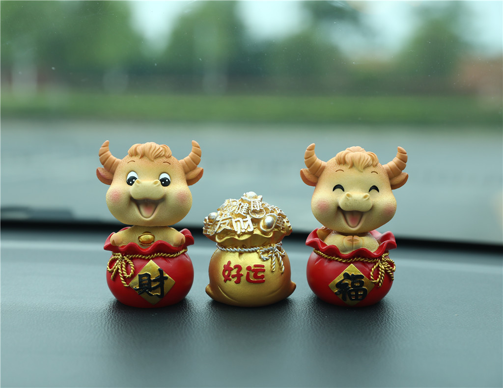 新款创意抖音同款好运牛汽车摇头摆件 牛宝蛋糕装饰摆件家居摆件
