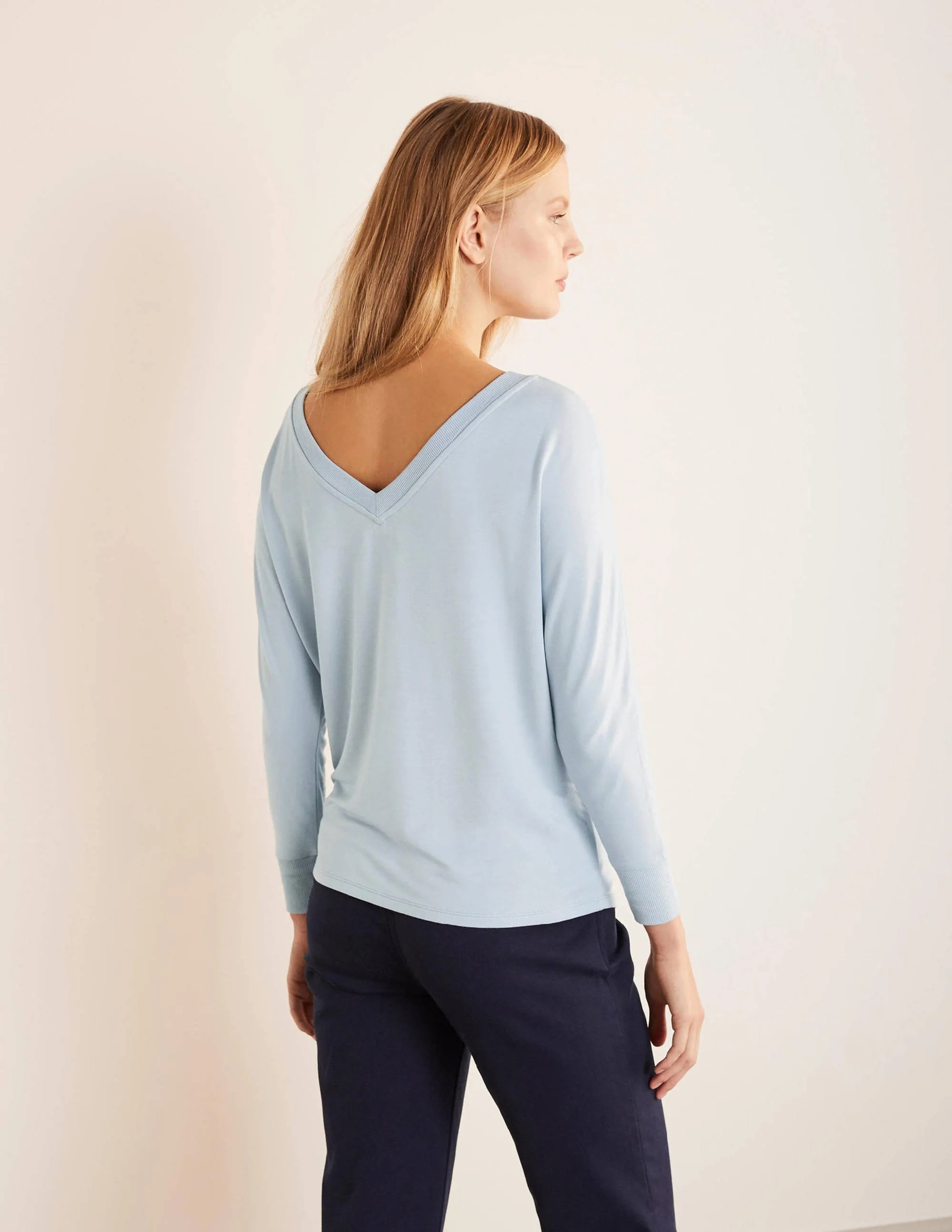 套头长袖t恤定做 纯色v领平纹布针织上衣 来图来样定制_深圳东梵服饰