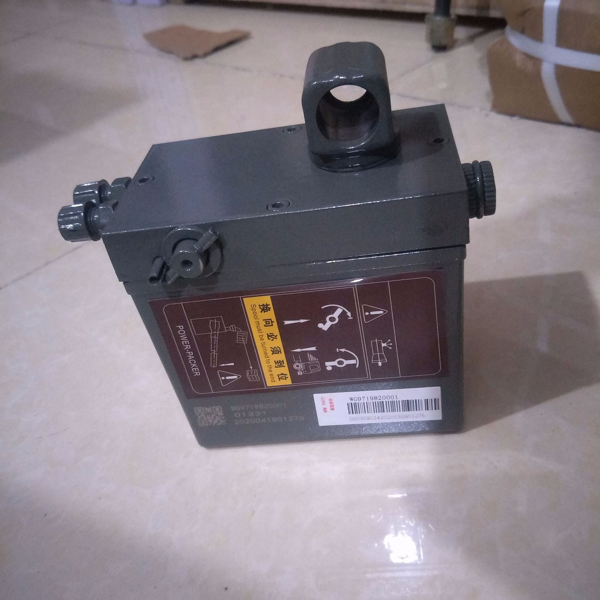 t7h豪沃手动液压油泵油缸 驾驶室举升泵 wg9719820001