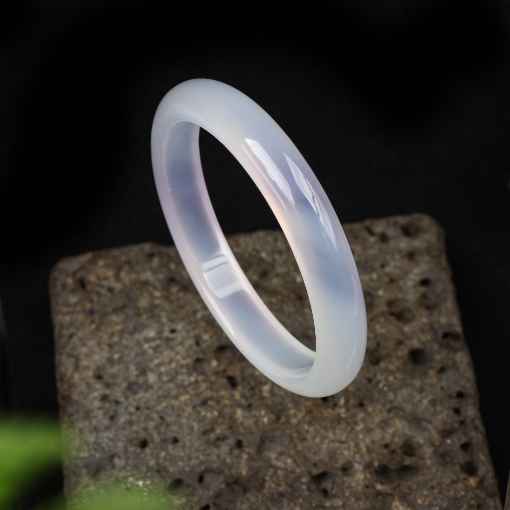 天然白玛瑙玉髓手镯带紫光玉质冰透明净水润无杂无裂女士手镯