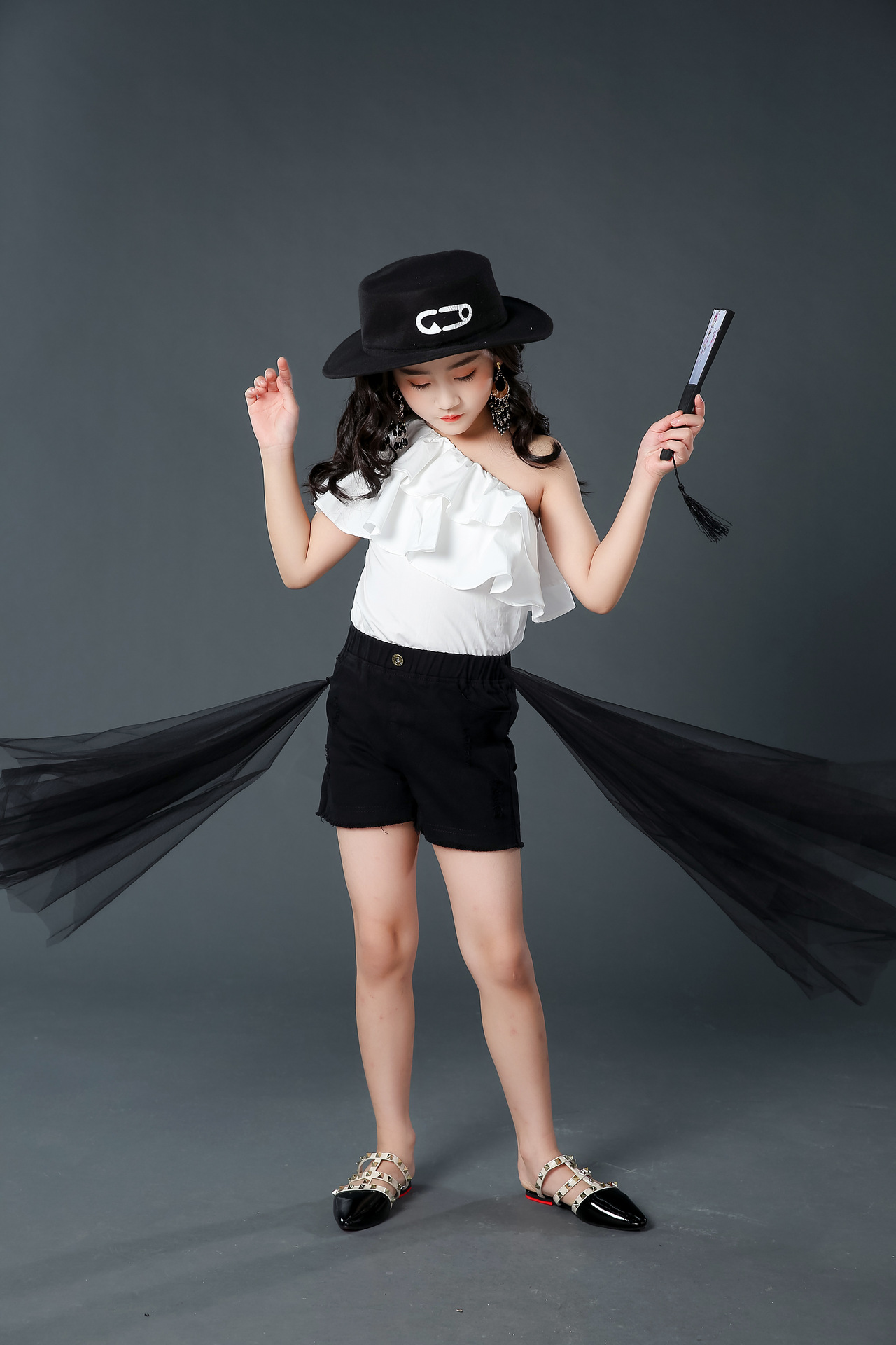 女童荷叶肩走秀潮服时尚儿童模特比赛演出服黑白色车模摄影酷礼服