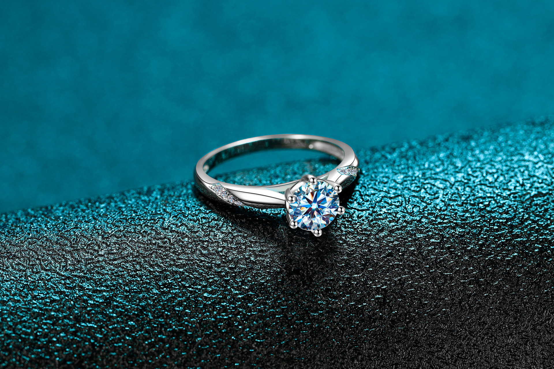 s925纯银莫桑钻d色戒指女简约六爪幅面求婚钻戒潮流镶钻镂空戒环