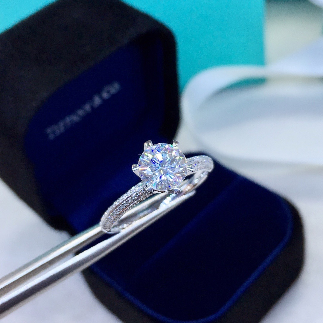 半壁江山款 正品莫桑钻戒指 d色莫桑钻 18k金 女戒 婚戒 过测钻笔