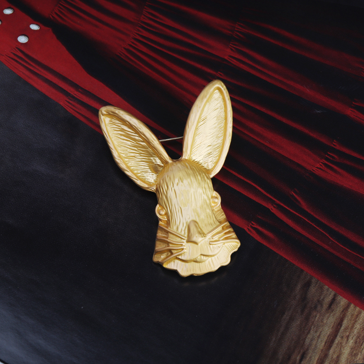 欧美可爱优雅复古兔子胸金属胸花西装配饰别针外贸防走光饰品
