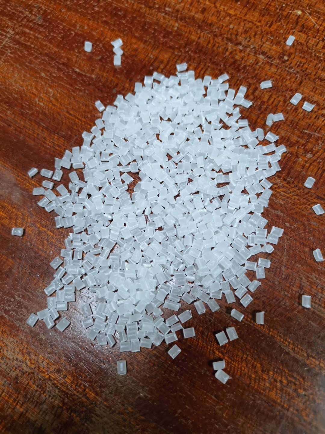 工厂现货熔喷料专用驻极母粒电介质材料气硅法生产n95熔喷布添加