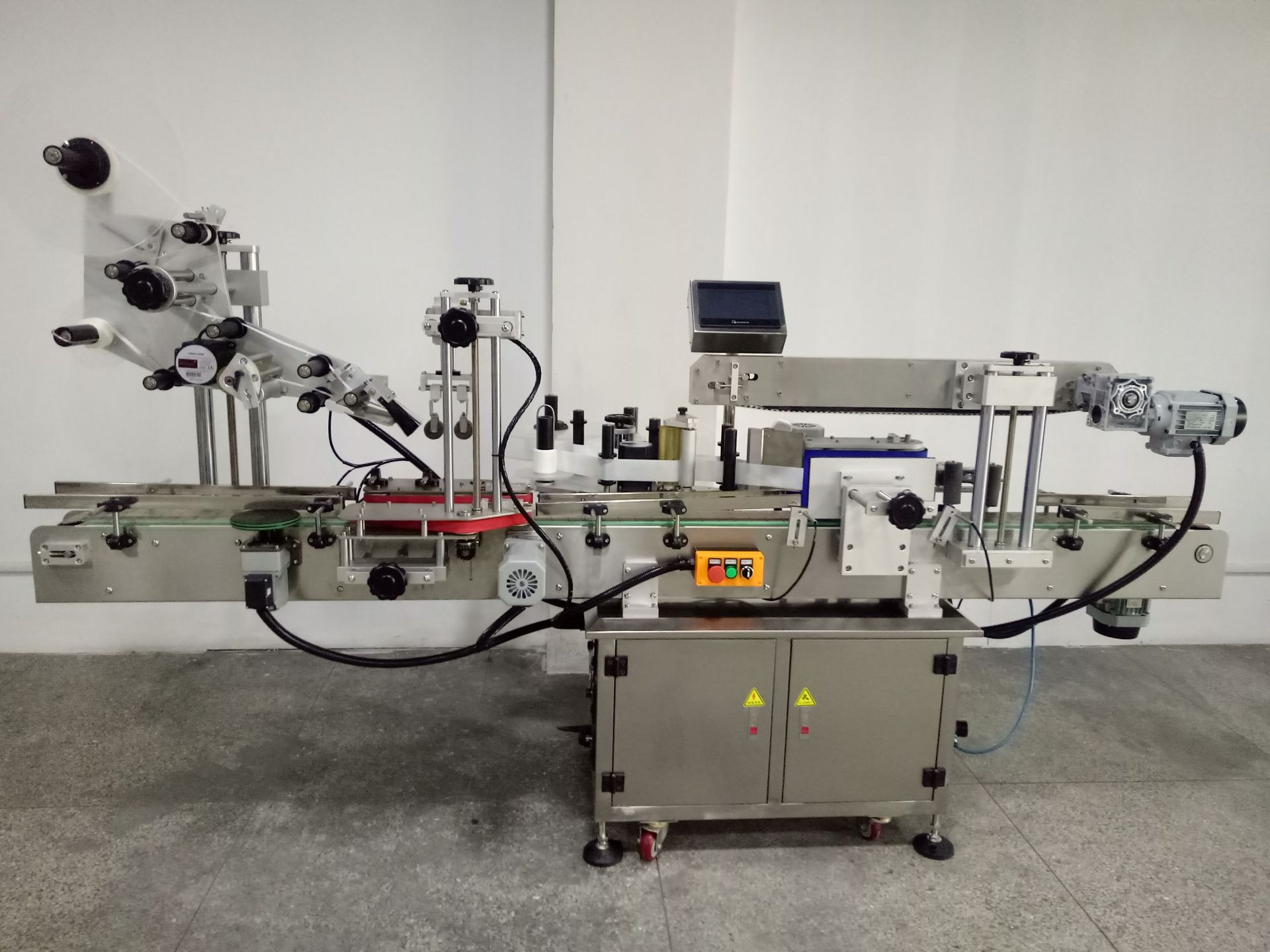 多功能双面贴标机全自动封口一标三面圆瓶不干胶贴标机