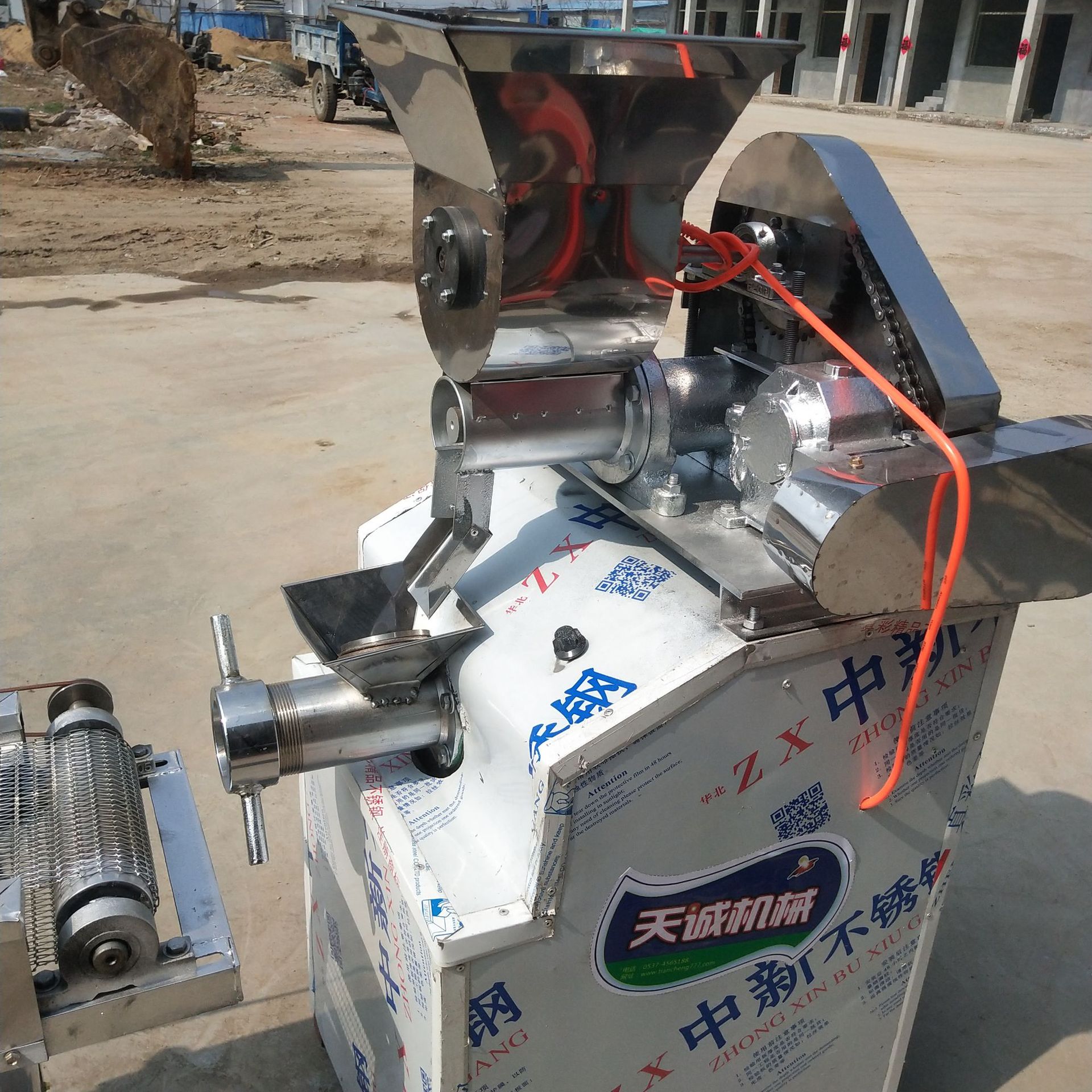 江西牛筋面生产视频 地摊小吃辣条机辣片机