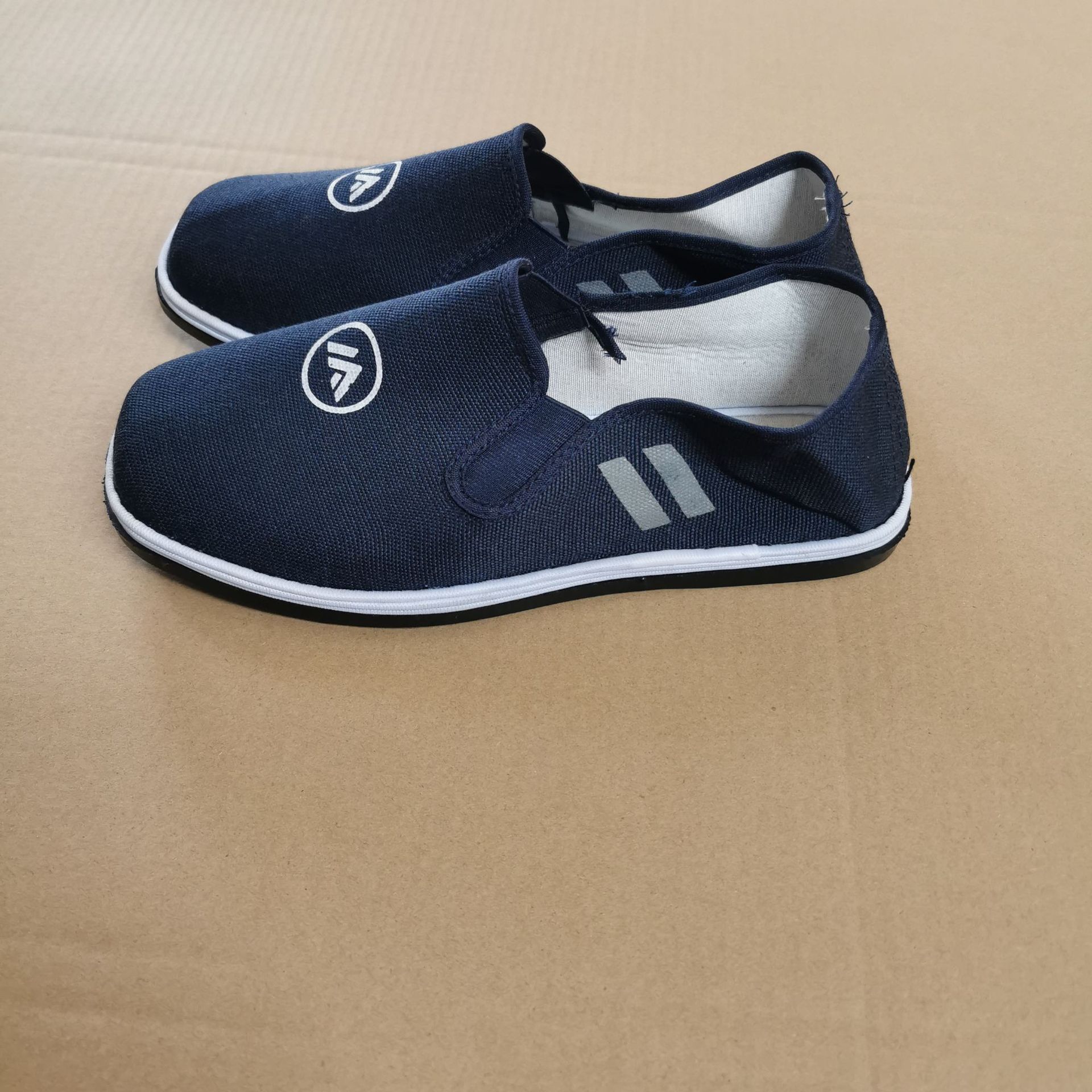 一脚蹬低帮松紧囚鞋反光标志男女囚鞋橡胶底黑布鞋新生球鞋