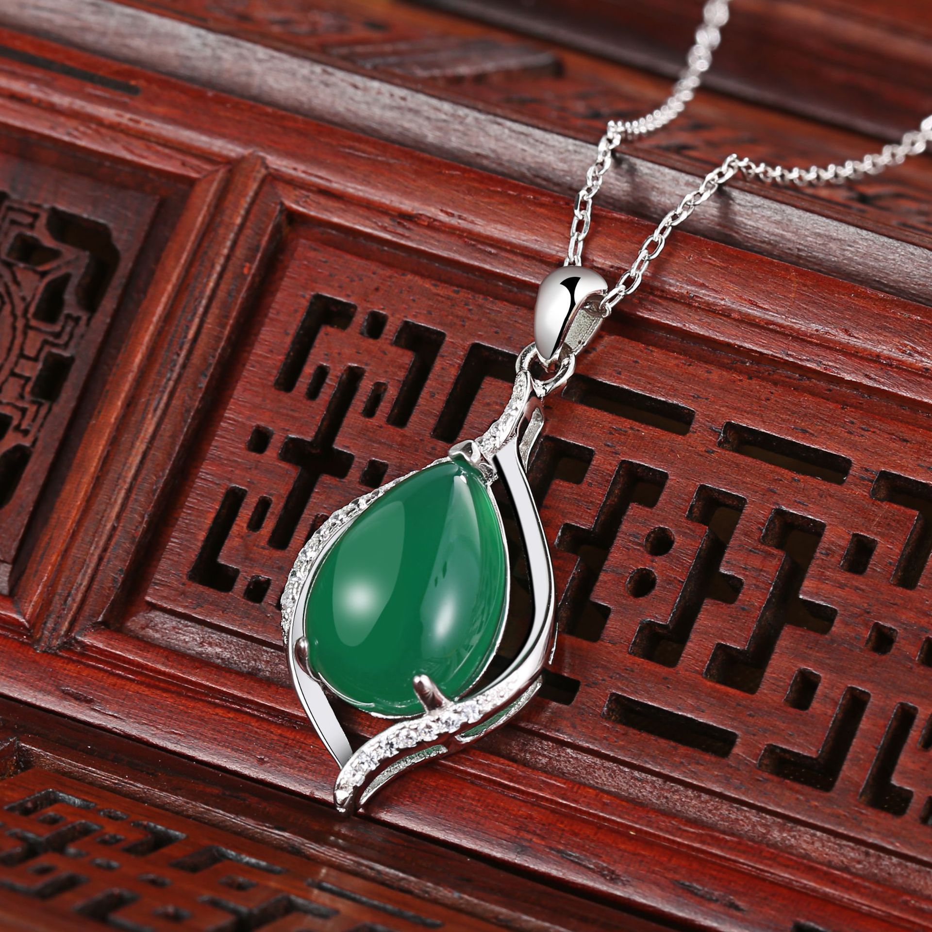 s925银绿玉髓项链女士镶嵌翡翠玉石水滴挂坠气质锁骨链配饰礼物
