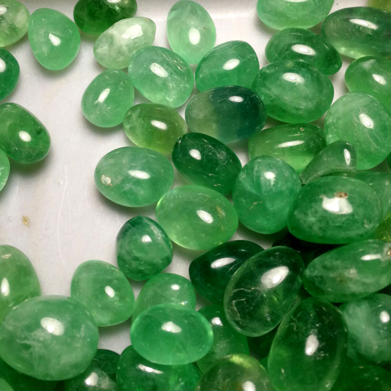 100克价绿萤石裸石滚石 单颗20~40毫米