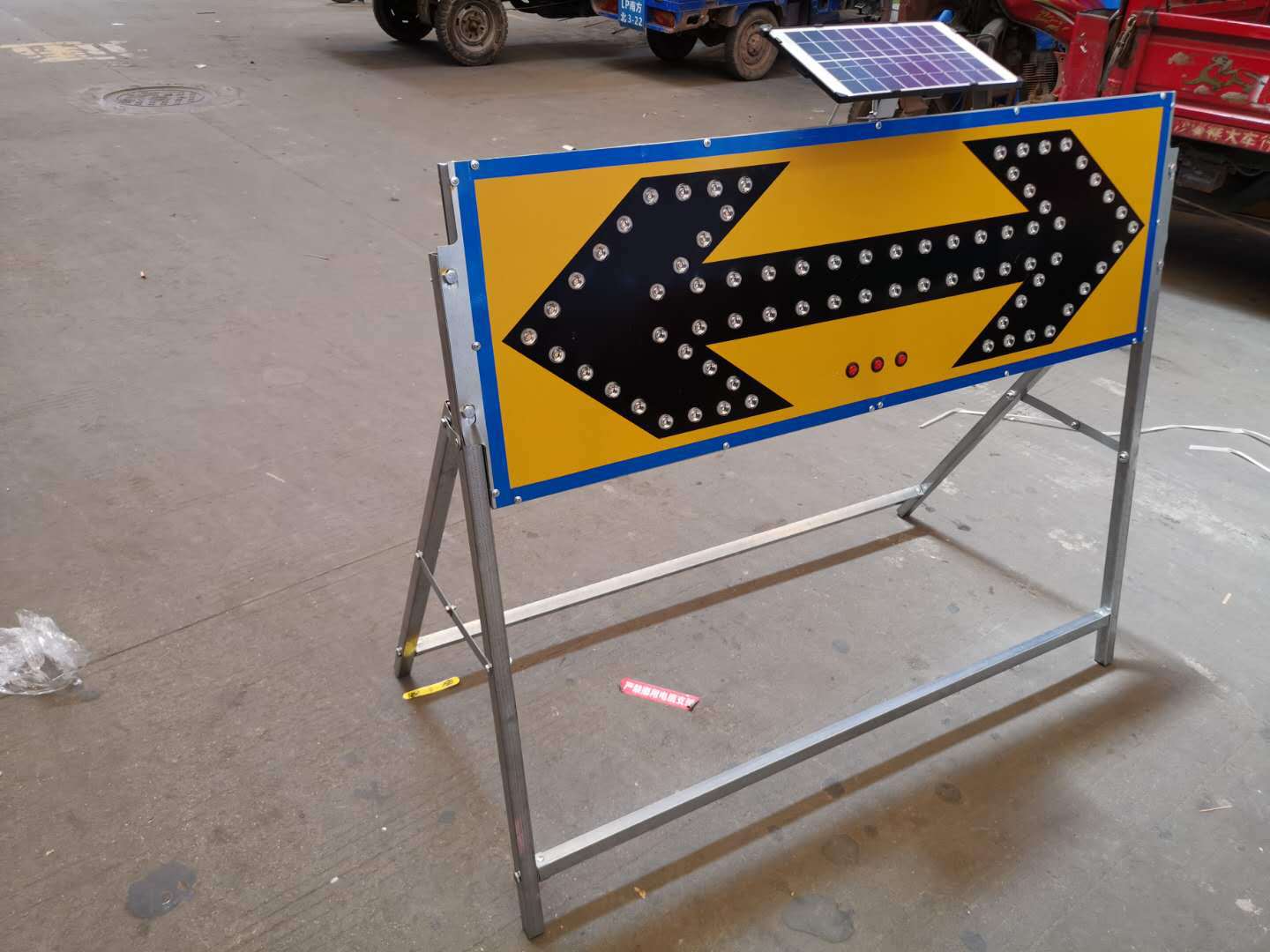 太阳能箭头灯led道路施工牌太阳能导向牌夜间警示交通诱导灯