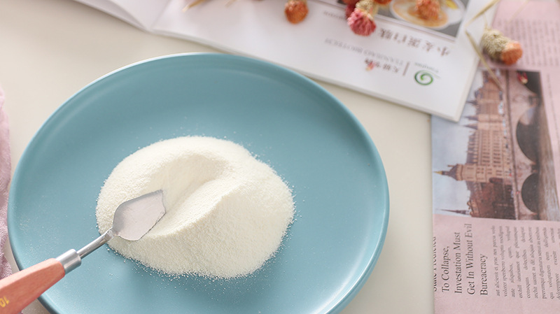 糖浆和植物油等原料混合乳化充气并喷雾干燥而成的白色到奶油色的粉末