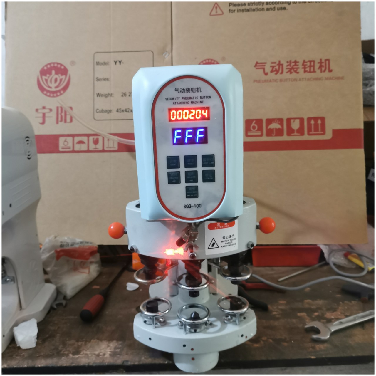 红外线定位防打手配置三头气动钉扣机四合扣五爪扣打扣机大白扣机