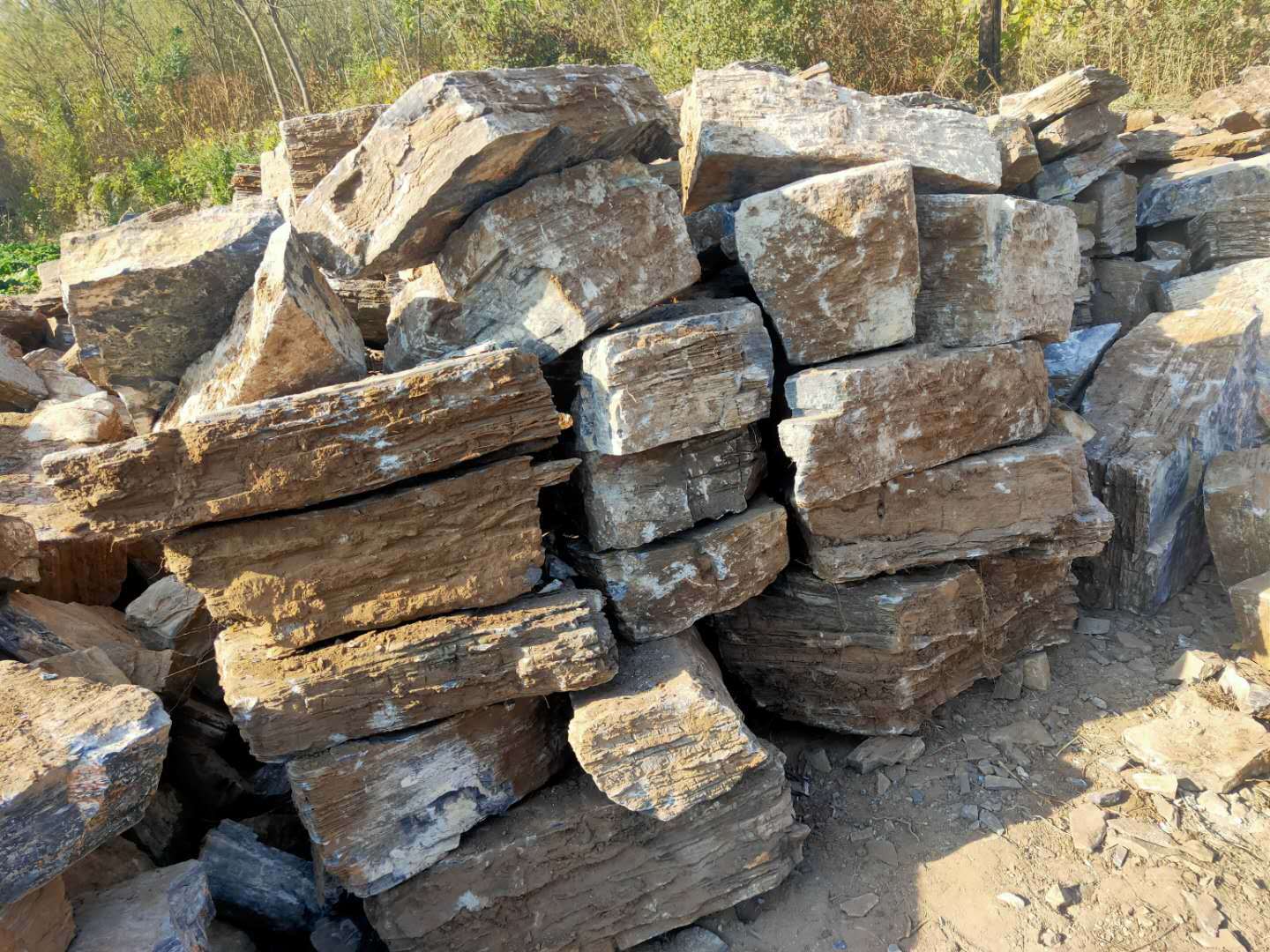 供应青灰色千层石红色手搬块千层石园林景观石河道驳岸石