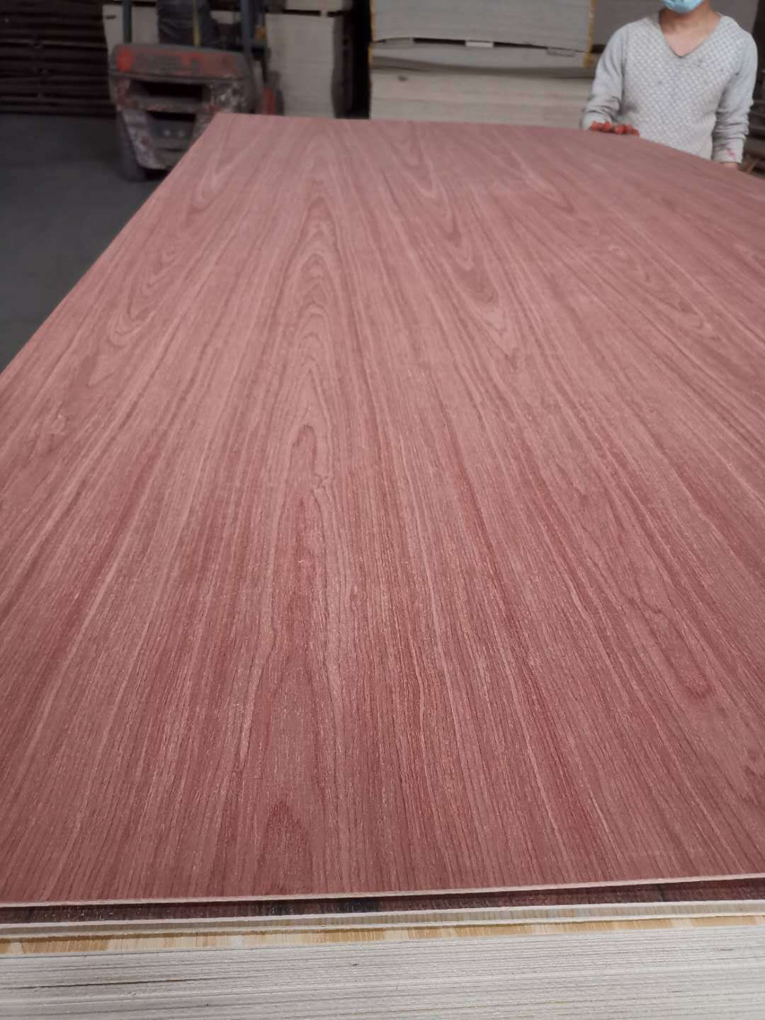 厂家生产定制红玫瑰科技木皮三合板多层夹板平整度好颜色鲜艳