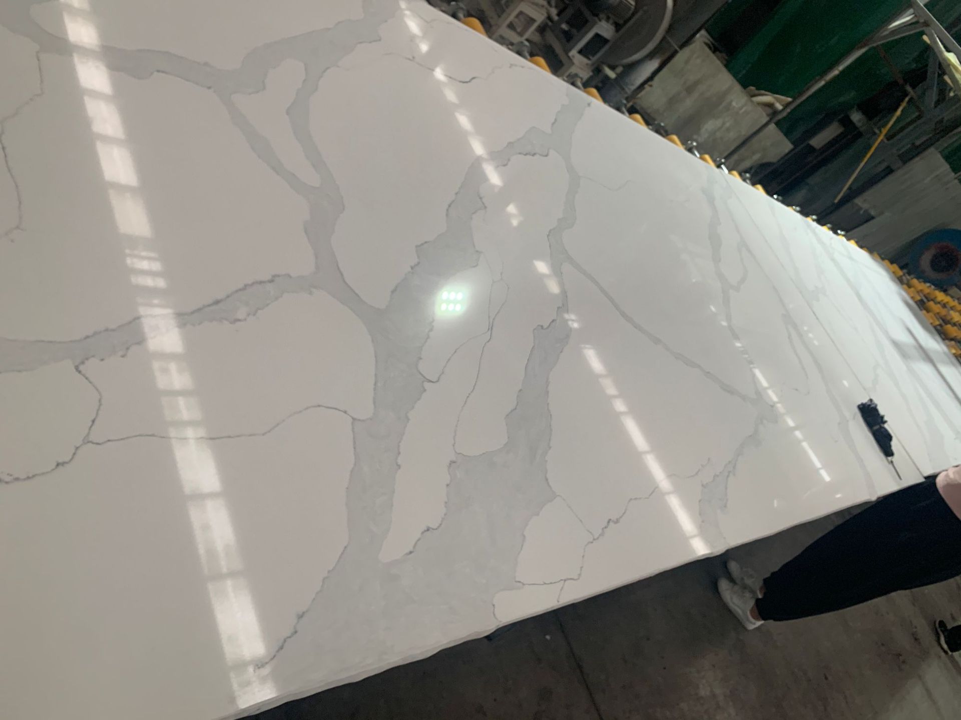 赫峰出口人造石英石大板纯白鱼肚白厨房飘窗可定制源头工厂可寄样