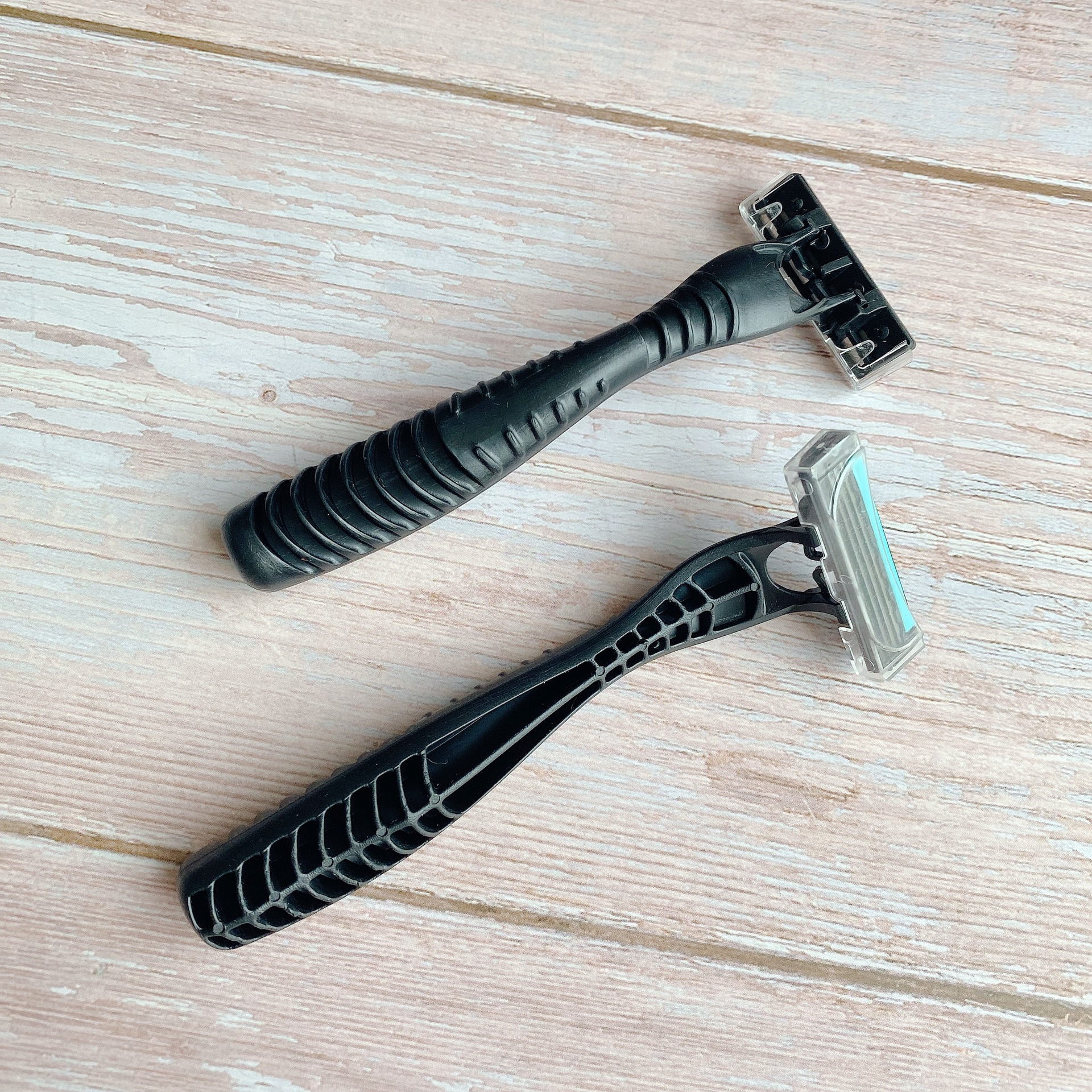 厂家热卖酒店浴场一次性剃须刀手动刮胡刀透明柄三层不锈钢剃须刀