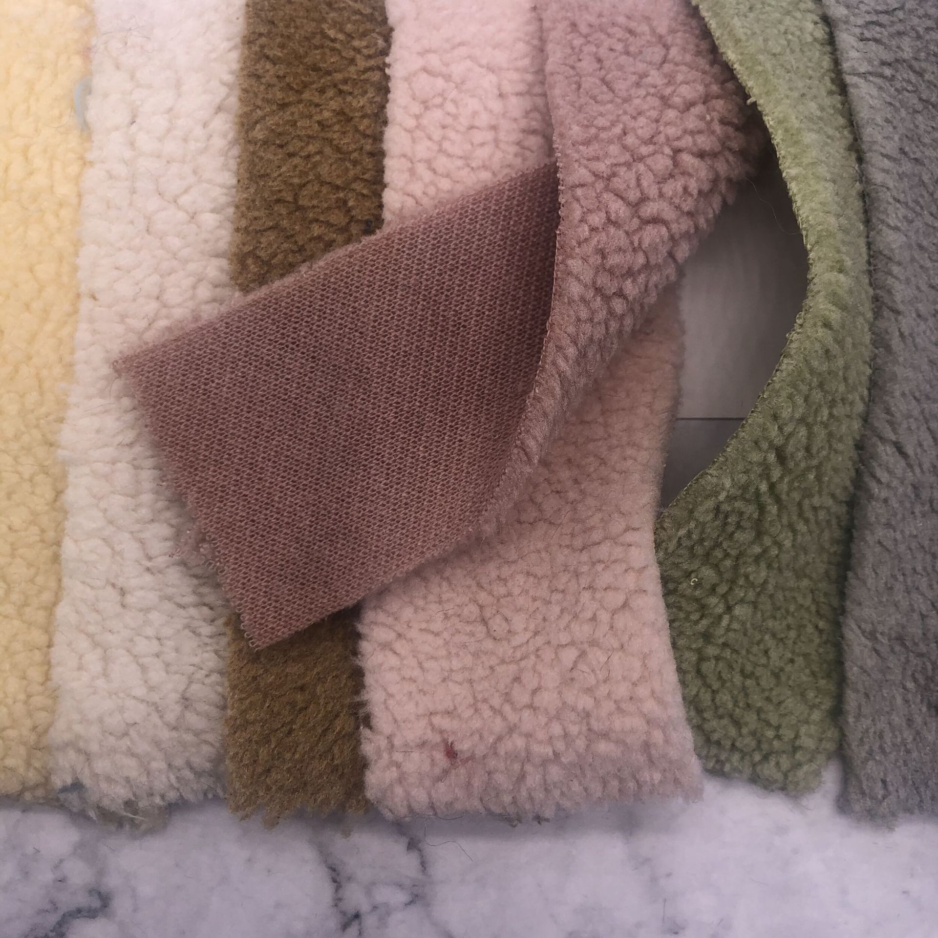 新款羊羔绒面料现货小米粒绒颗粒绒服装鞋材摇粒现代风秋冬季批发