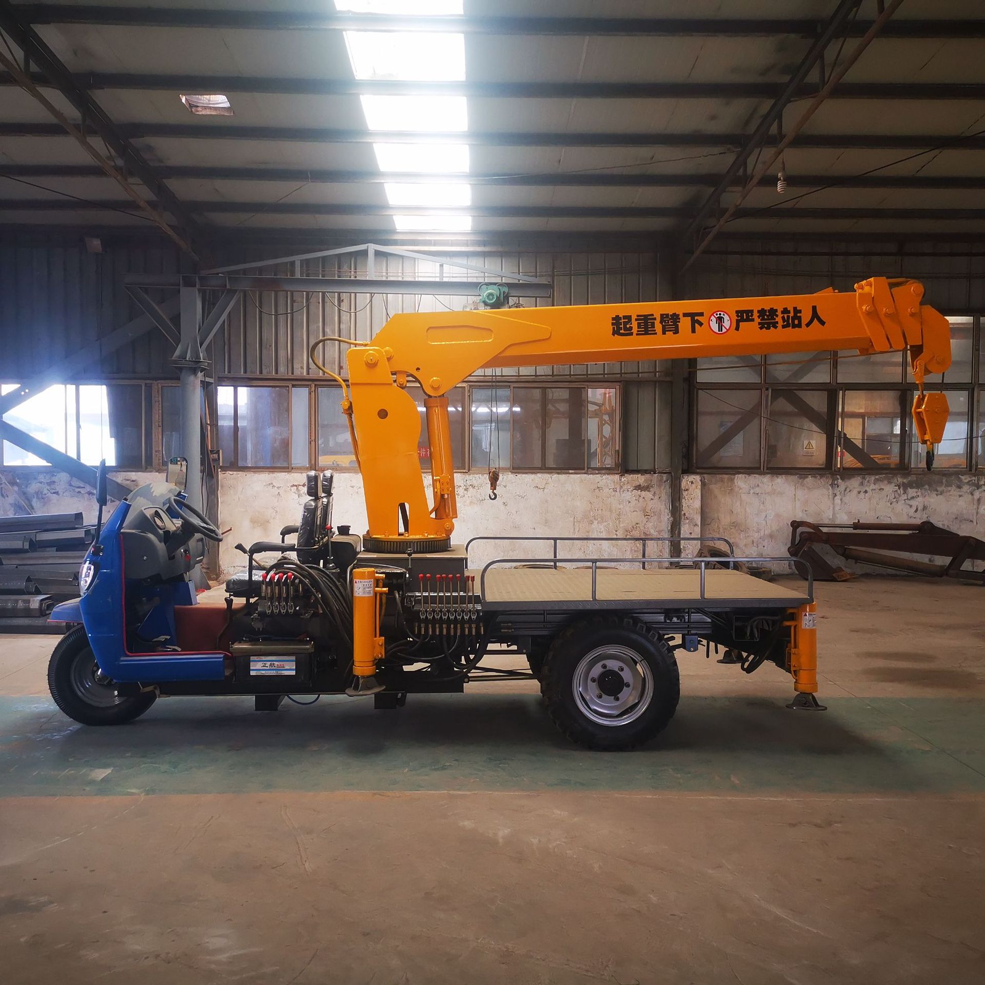 小型三轮随车吊农用小吊车 三轮平板吊车小吊车厂家 五征三轮吊机