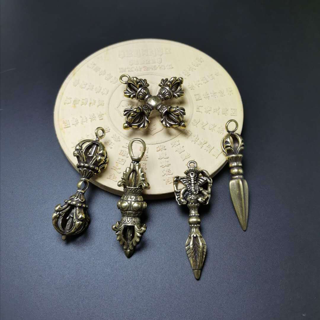 常携行,盖以此杵象征如来金刚智,用以破除愚痴妄想之内魔与外道诸魔障