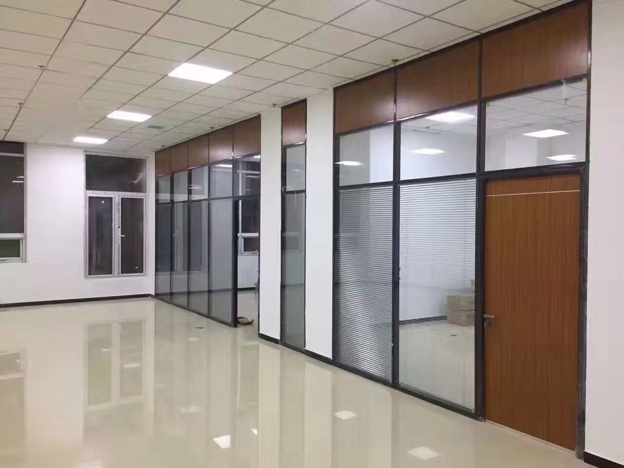 铝合金玻璃隔断成品 办公室百叶隔断墙钢化玻璃高隔间86款全铝