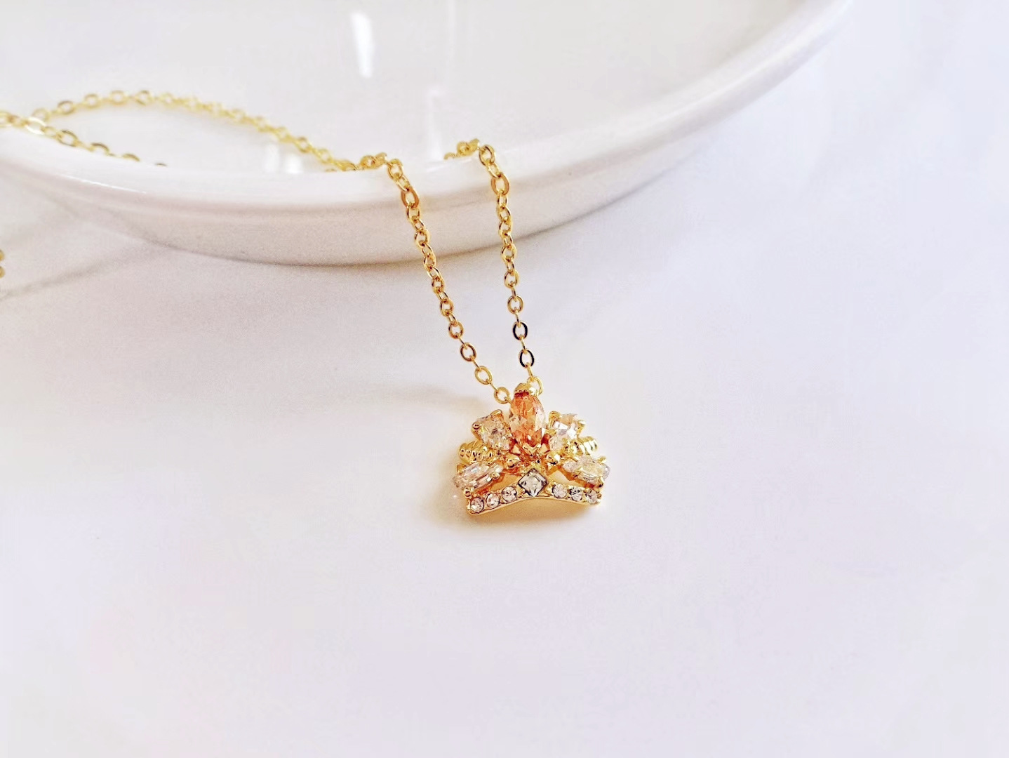 施家新款18k黄金唯爱皇冠蜜蜂图案项链女镶钻华丽女王皇冠锁骨链