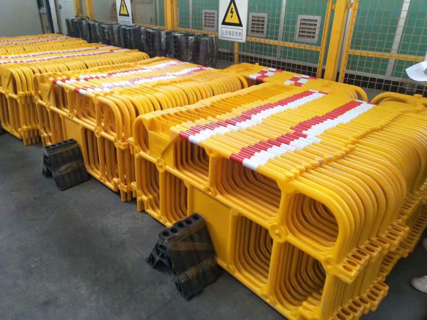 厂家直销塑料pvc铁马护栏可移动拆卸pvc铁马围栏道路施工隔离护栏