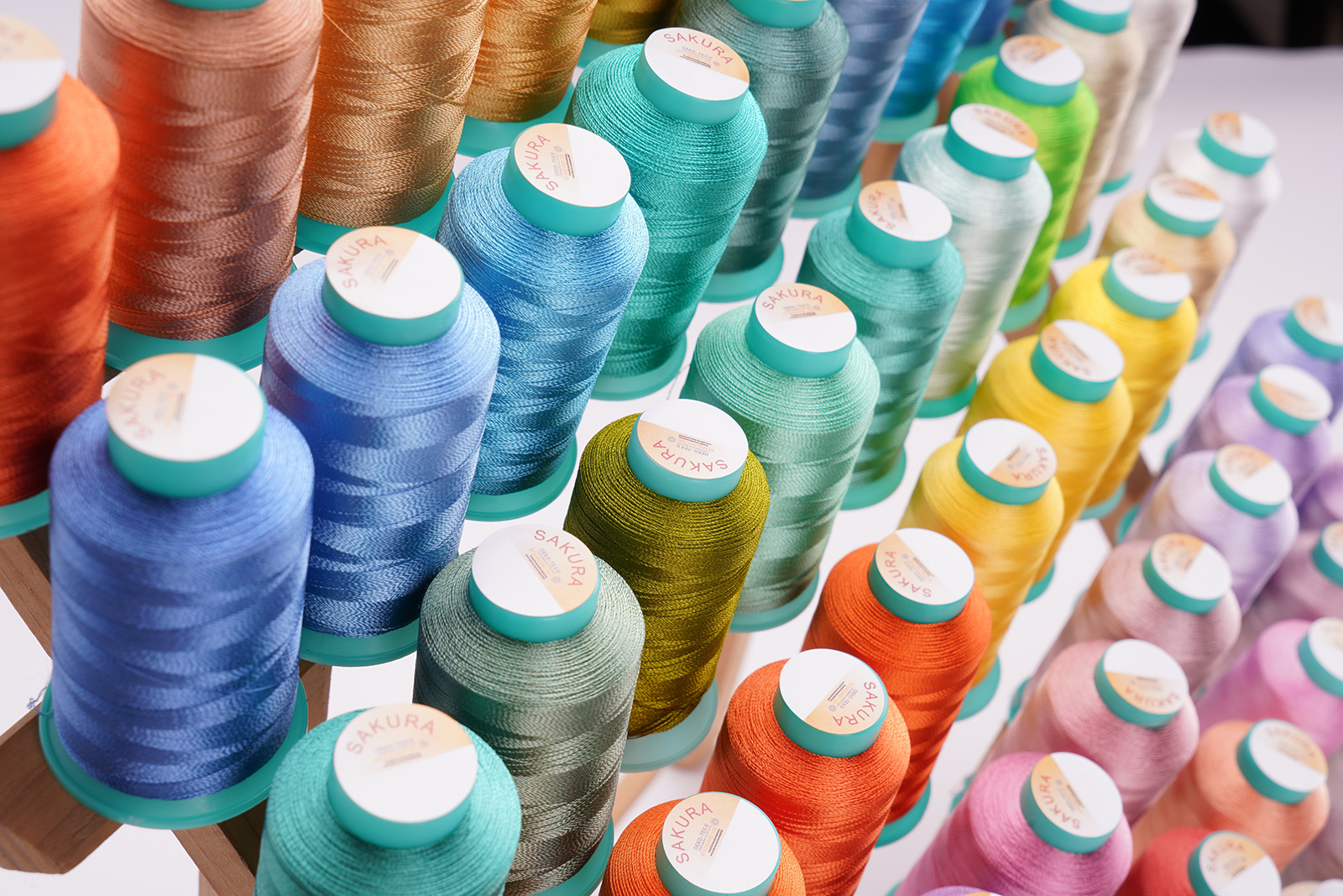 供应电脑绣花试机绣线 绣花线 颜色种类齐全 随机发 1000米