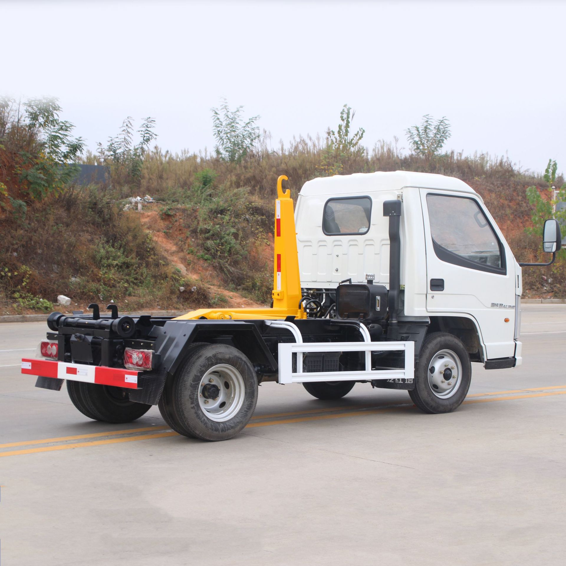 3吨勾臂垃圾车 3方勾臂垃圾车 蓝牌钩臂垃圾车 解放牌勾臂垃圾车